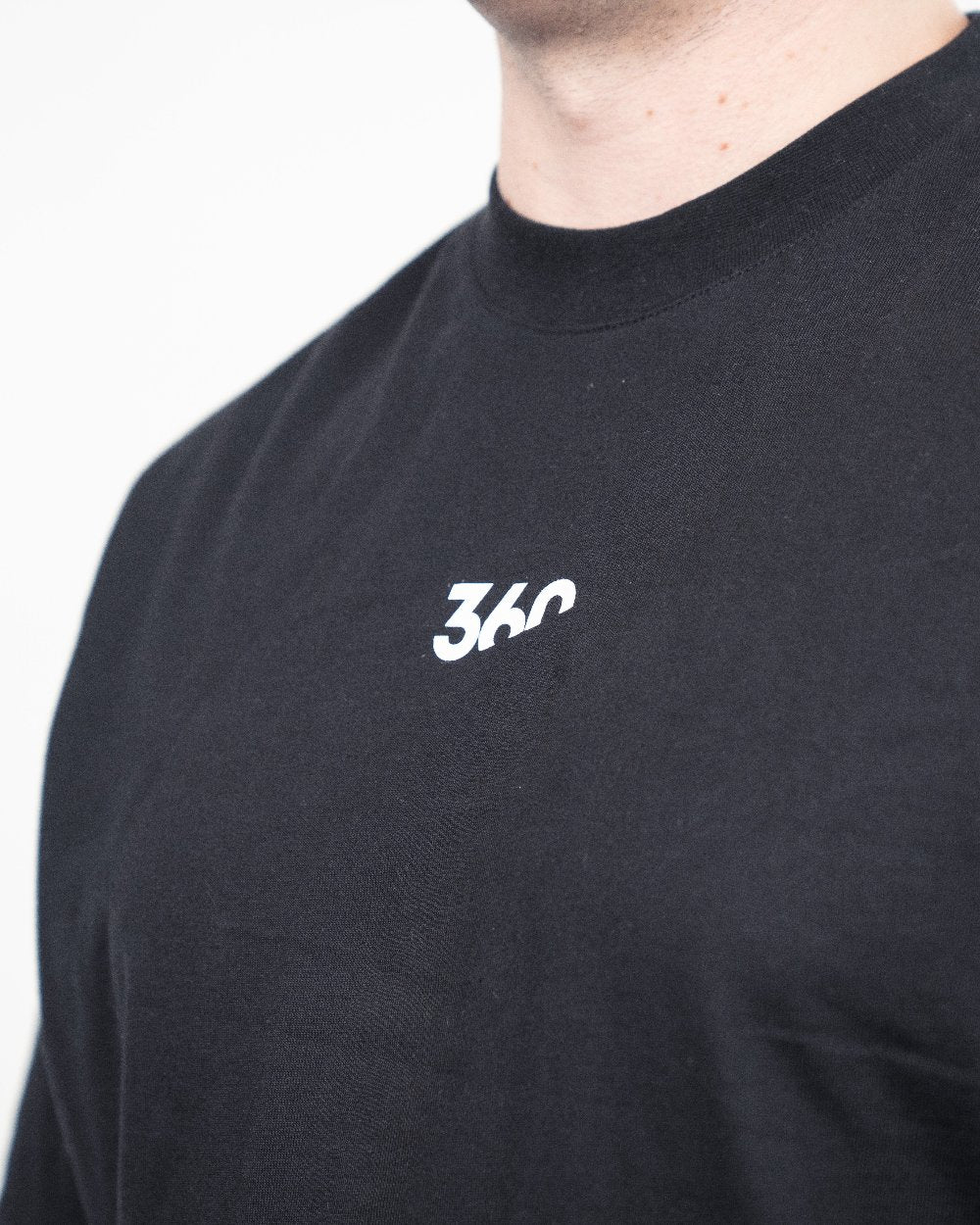 Nahaufnahme der Brustpartie eines schwarzen T-Shirts mit weißem „360“-Logo mittig unterhalb des Halsausschnitts.